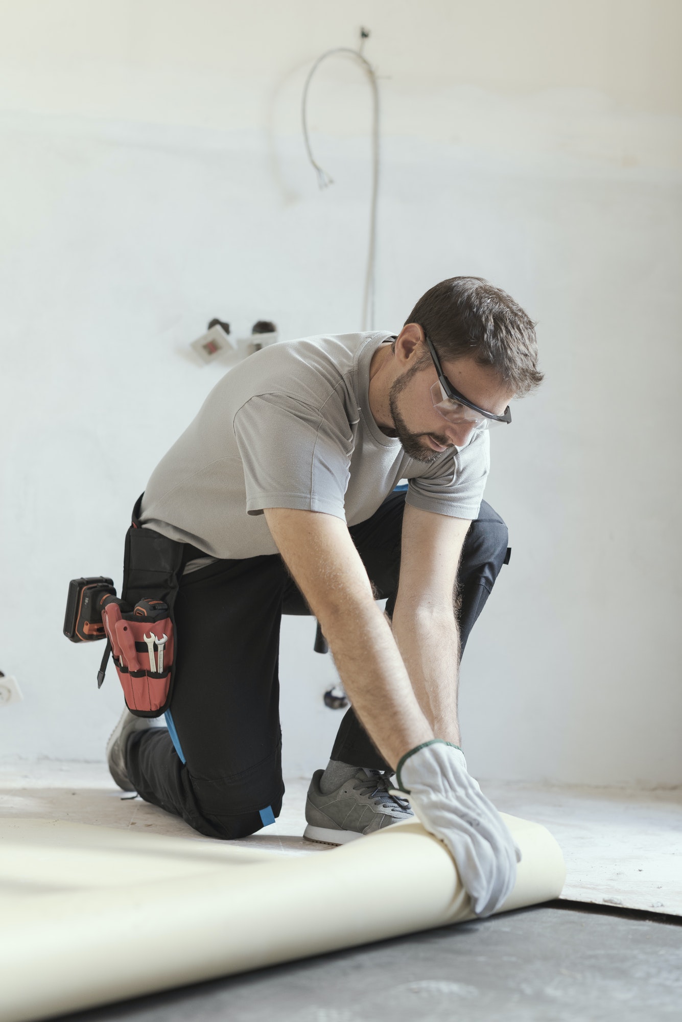 contractor-removing-an-old-linoleum-flooring.jpg contractor-removing-an-old-linoleum-flooring.jpg